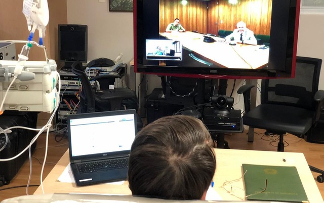 Bolsonaro em reunião por vídeoconferência direto do hospital com o ministro-chefe do Gabinete de Segurança Institucional, General Heleno — Foto: Divulgação/Presidência da República