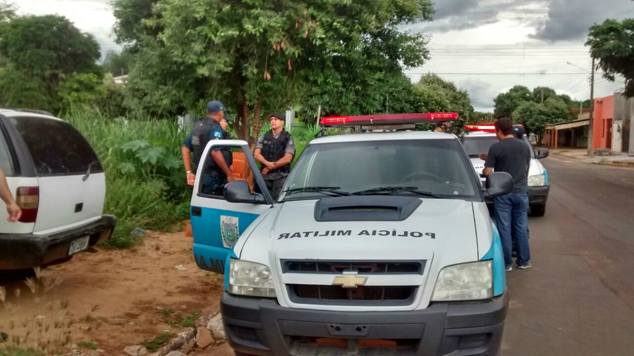  conselho tutelar, juntamente com um oficial de justiça e a Polícia Militar, foram até a residência da criança na rua 13 de Junho, no bairro Nossa Senhora Aparecida , neste domingo (8) para recolhê-la e leva-la até um abrigo, porém o pai disse que a criança estava viajando, e não quis entrega-la. Foto: Rádio Caçula