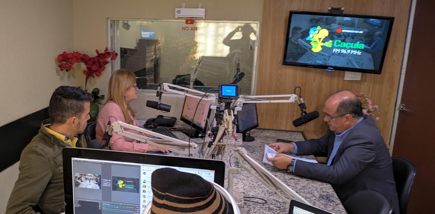 No estúdio, Julia Vasquez e Deivyd Santos conversam com o Delegado Rogério Makert. Foto: Rádio Caçula/Rodrigo de Freitas