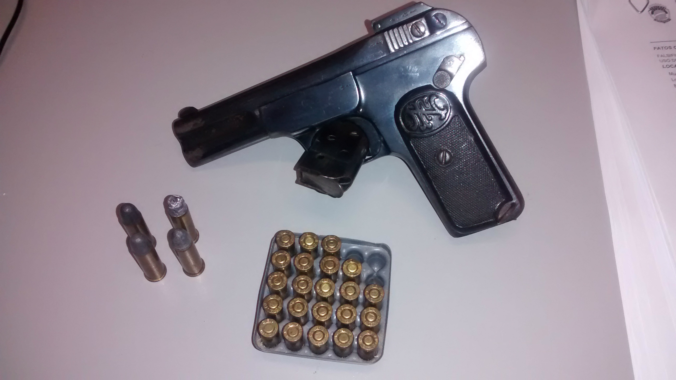 Pistola 7.65 junto com munições foram encontradas na casa do Presidente do Sindicato. Foto: Rádio Caçula