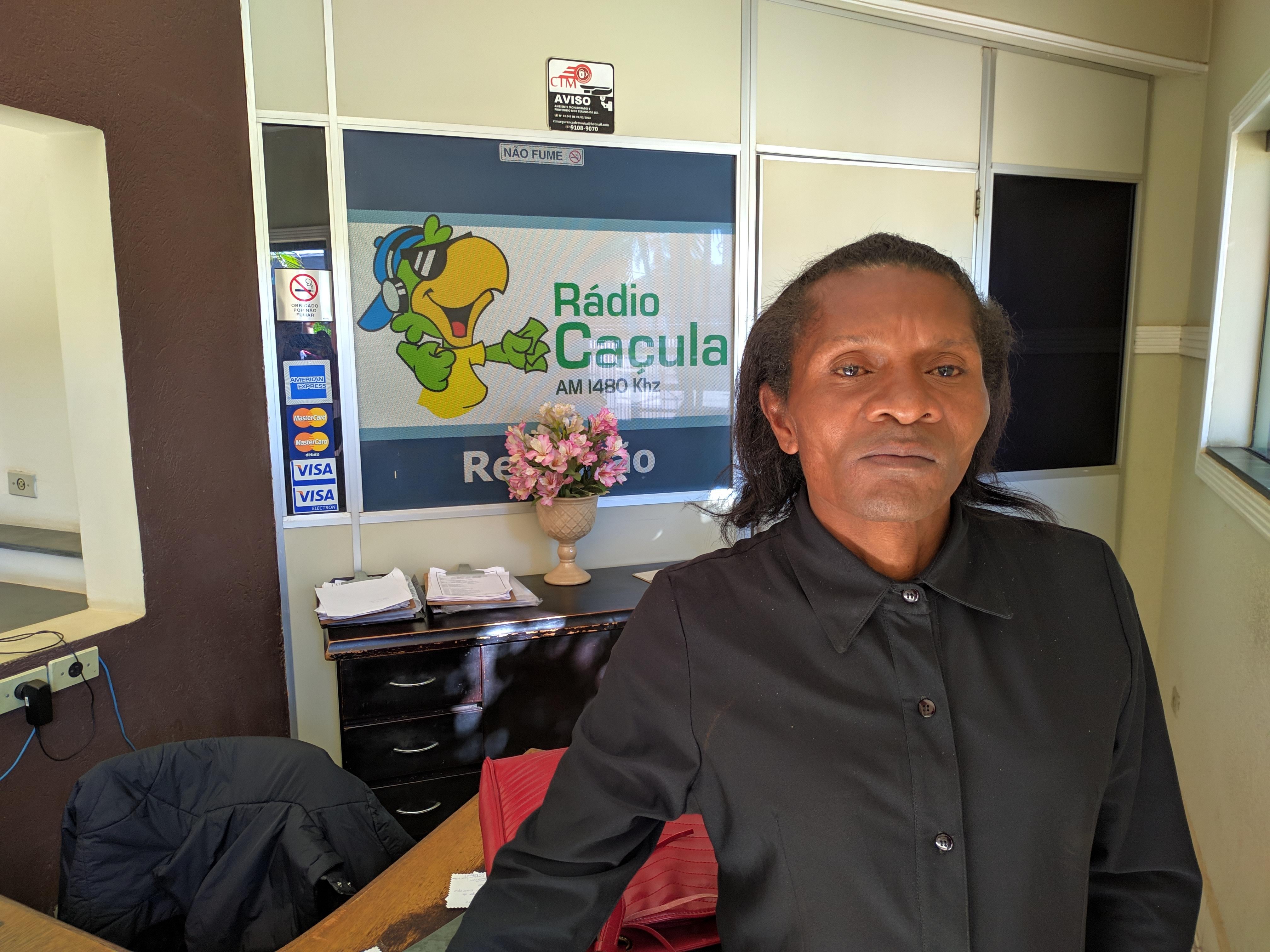 Morando em uma casa destelhada, Dani veio à Rádio Caçula fazer um apelo. Foto: Rádio Caçula/Rodrigo de Freitas