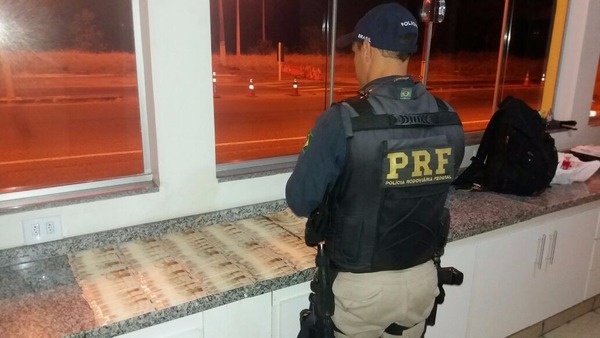Dinheiro foi encontrado durante fiscalização de rotina, disse a PRF. (Foto: Divulgação/PRF)