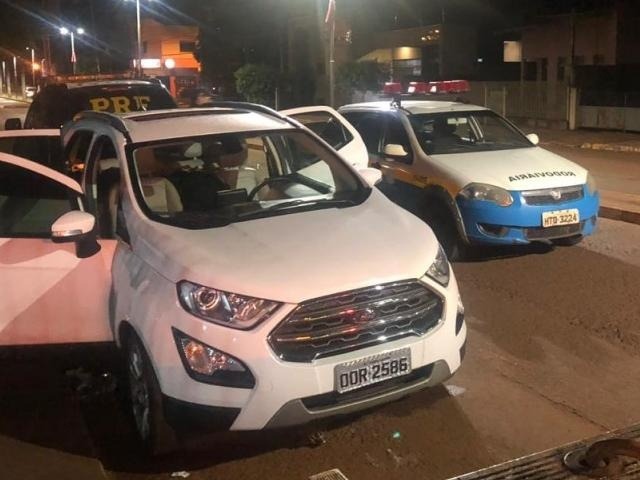 Ecosport roubada de uma locadora foi abandonada com quase 900 quilos de maconha após perseguição (Foto: Divulgação)