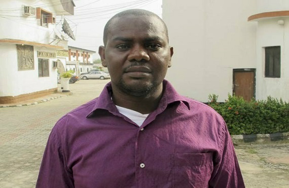 Harrison Okene, de 29 anos, estava no fundo do mar, dentro de um banheiro de um navio rebocador, quando foi encontrado por mergulhadores.Foto:Reprodução