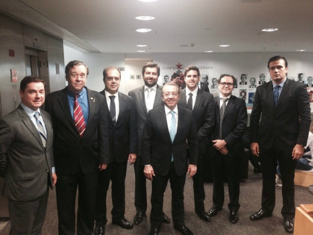 Mansour ( Predidente eleito)  no centro, Gustavo Gottardi, Luiz Claudio Guimarães, Vinicius Monteiro Paiva, Stheven Razhuk, Coldibelli, e Ary Raghianti.
