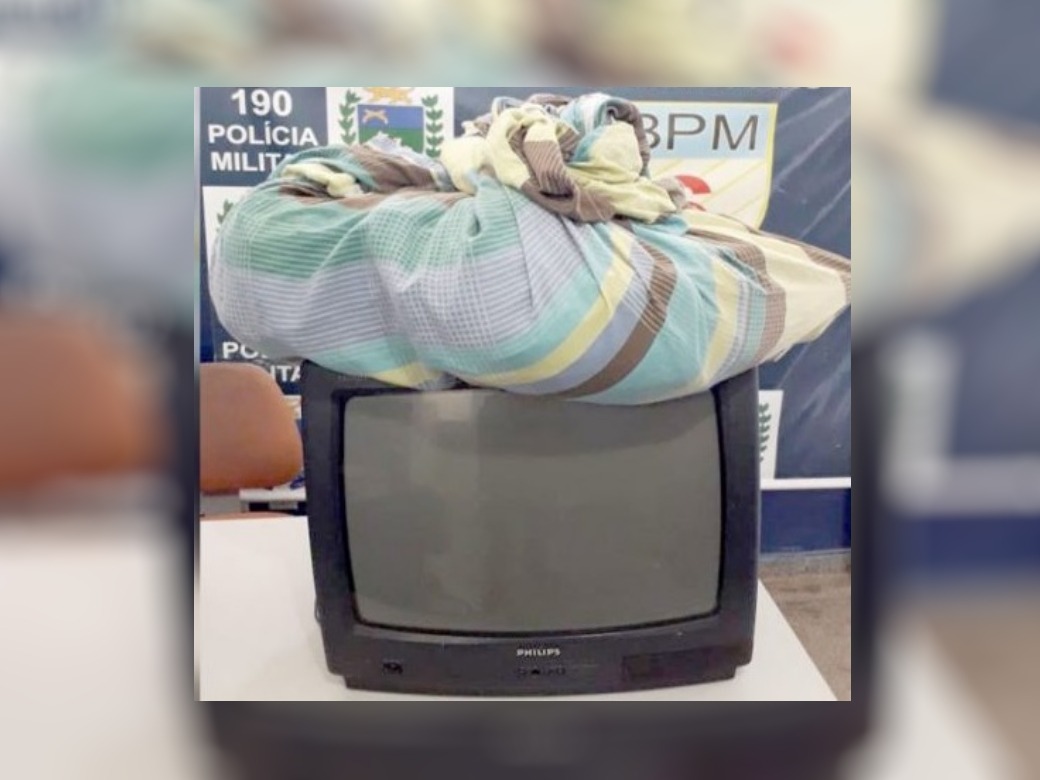 Uma televisão e roupas masculinas foram apreendidas com o ladrão. Foto: Reprodução/Folha MS