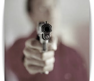  Três homens, encapuzados, cada um com uma pistola de calibre diferente e vestidos com coletes balísticos, desceram, identificaram-se como policiais e passaram a fazer disparos contra Diego. Rádio Caçula 