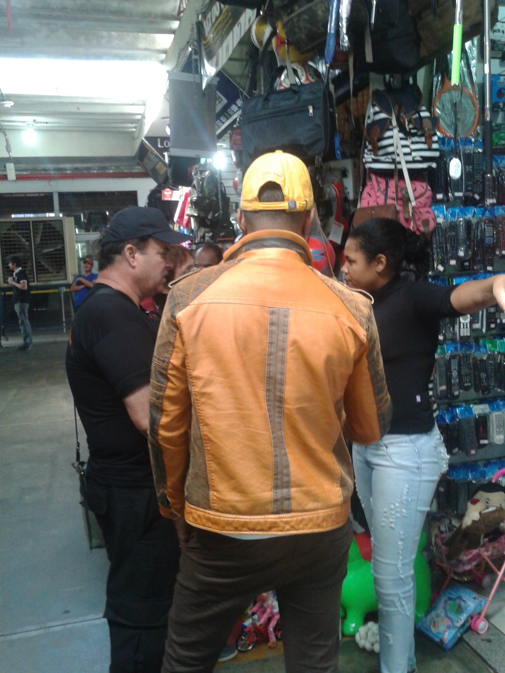 Rita de Cássia, dona do box 37 estava indignada com o possível fechamento da loja. 