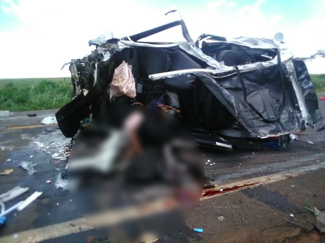 Veículo de passeio ficou completamente destruído com o acidente - Foto: Foto: WhatsApp / Correio do Estado