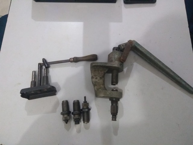 Foram encontrados ainda apetrechos para o carregamento de munições: uma prensa e gabaritos