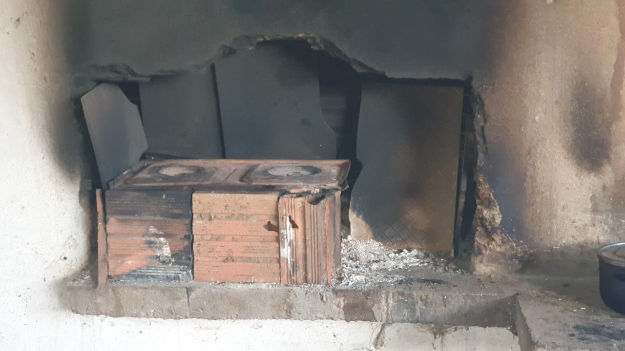 Gilberto cozinha neste fogão à lenha improvisado. Foto: Rádio Caçula.