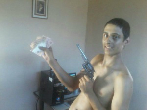 Joel se exibe com dinheiro obtido com roubo e arma no Facebook 