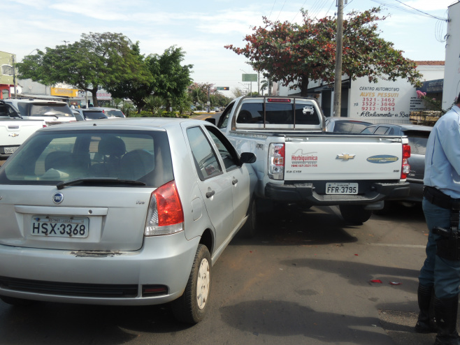 Acidente envolveu três carros. (Foto: Rádio Caçula)