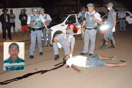 Rapaz (detalhe), foi morto provavelmente após entrar em atrito com algum morador do bairro, disseram testemunhas. Foto: Manoel Messias