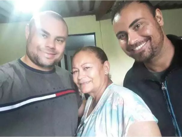 Dona Mariana sorrindo ao lado dos filhos: Gleison e Erik. (Foto: Arquivo Pessoal) - CREDITO: CAMPO GRANDE NEWS