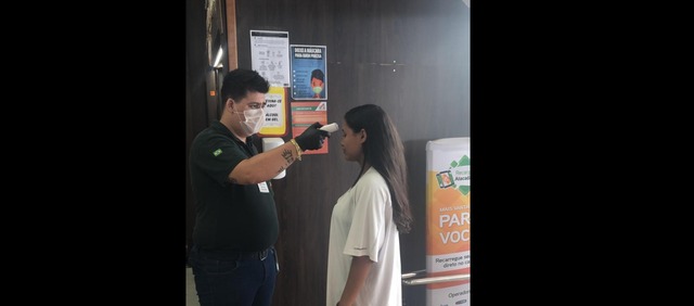 A rede está realizando a aferição de temperatura dos clientes. Medida que ajuda na prevenção e identificação de possíveis casos da Covid-19. Foto: Rádio Caçula.