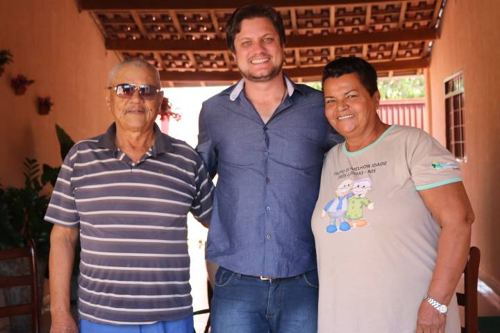 O casal Raimunda e Acipriano , moradores da Rua Tiradentes, no São Carlos,  receberam  o vereador    e solicitaram tapa buracos nas ruas da região e também mais segurança. Foto: Ascom