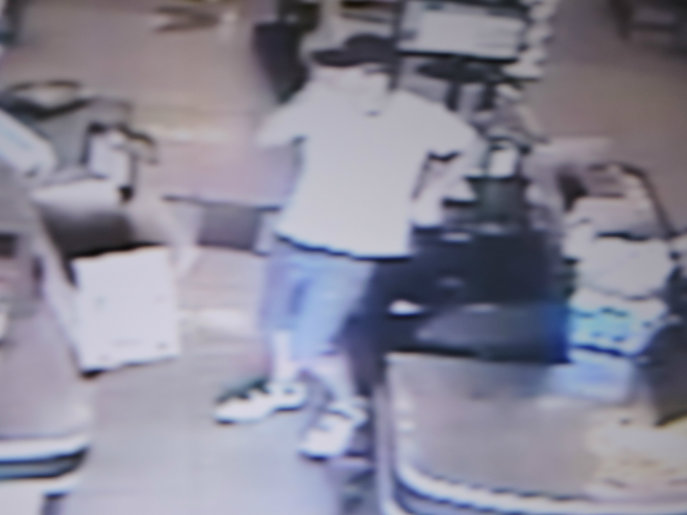 Momento da ação do suposto cliente  (Foto: Rádio Caçula)