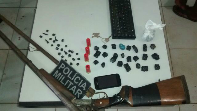 Foram apreendidos uma espingarda Calibre 12 e 26 “paradinhas” de crack e 24 de maconha.