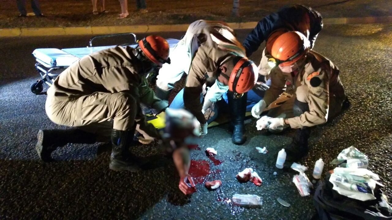 O motociclista ficou gravemente ferido após colidir na traseira de um caminhão. Foto: Divulgação Whatsapp