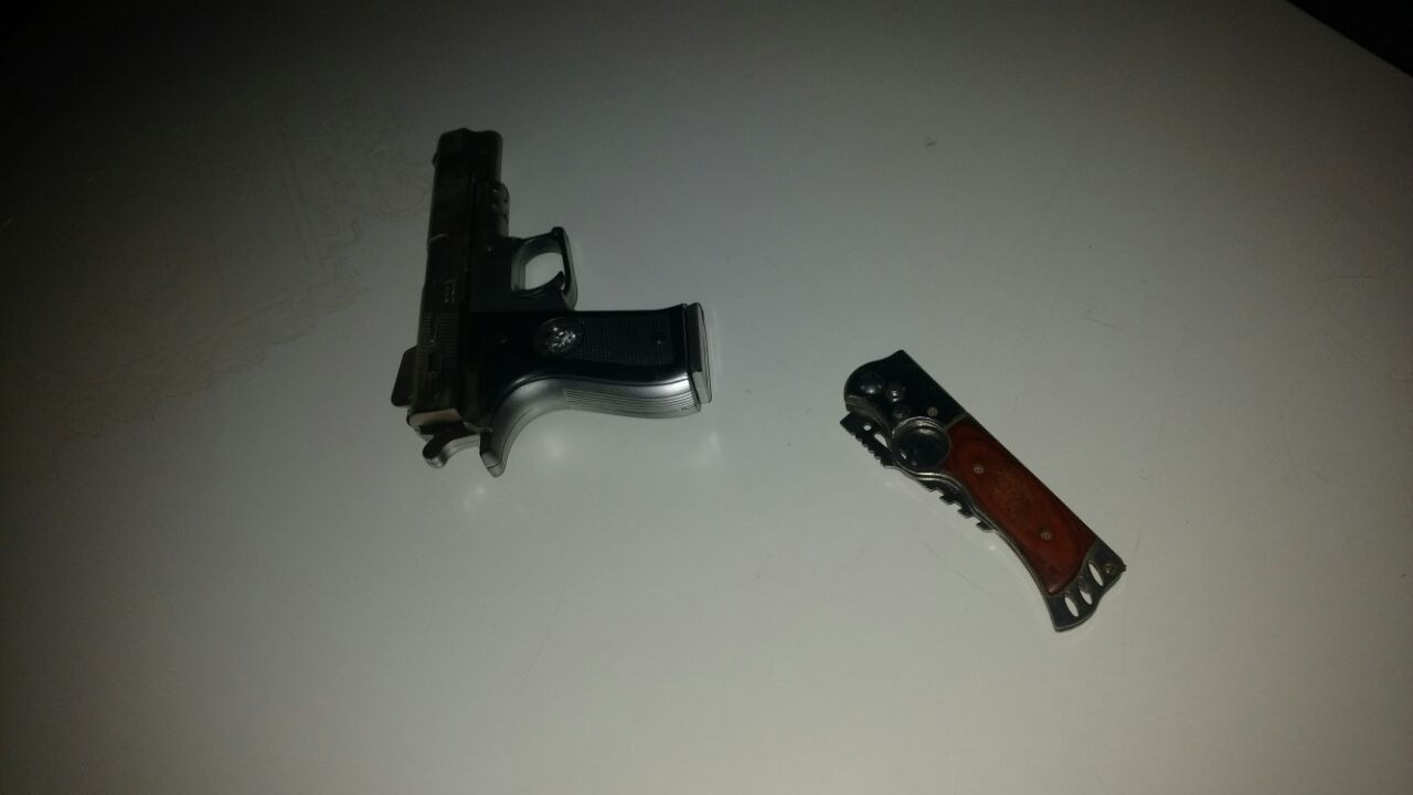 A arma de brinquedo tipo pistola 380 e o canivete foram apreendidos pela PM. Foto: Divulgação PM