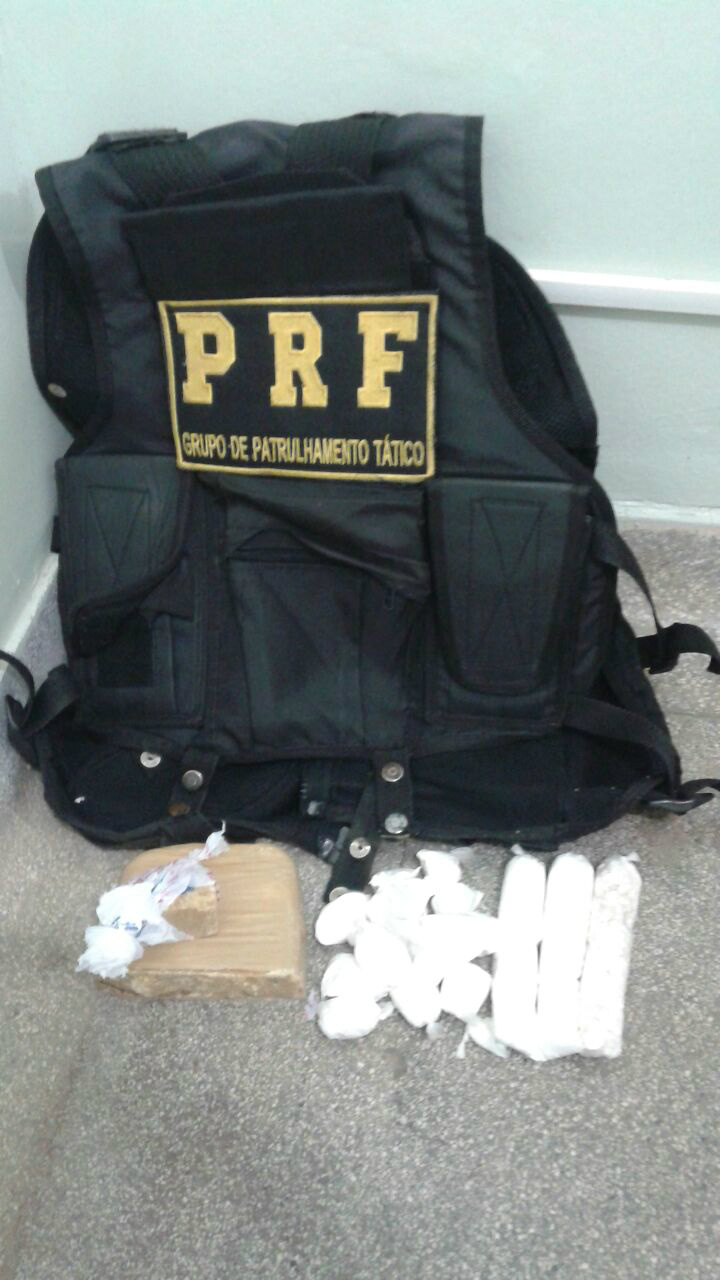 A equipe procedeu a uma revista em sua mochila e localizou 900 gramas de substância entorpecente, sendo 600 gramas de crack e 300 gramas de cocaína dividida em 