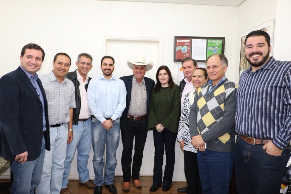 Guerreiro, Simone e Eduardo Rocha (ao centro), com secretários municipais. (Foto: Divulgação/Ascom)