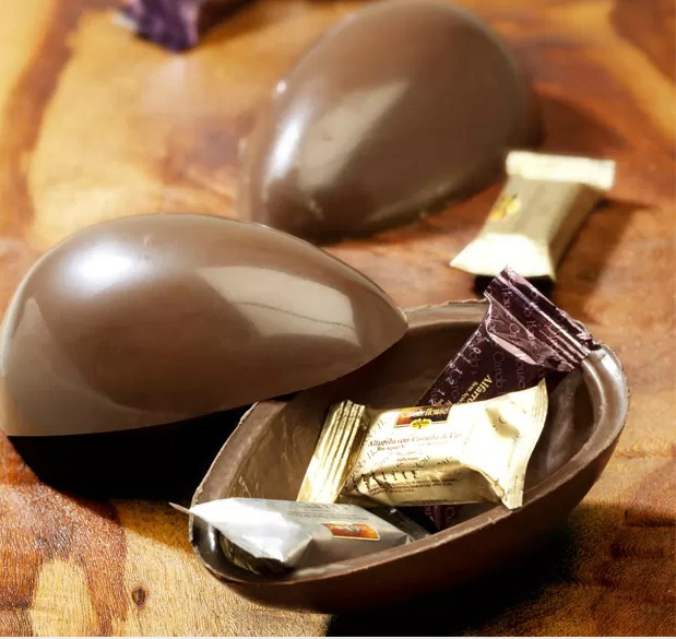 Uma das opções de ovo de Páscoa mais saudável é o ovo feito de alfarroba, vagem de sabor semelhante ao chocolate tradicional (Foto: Rene Ernst/Ernst Photography/Carob House/Divulgação)