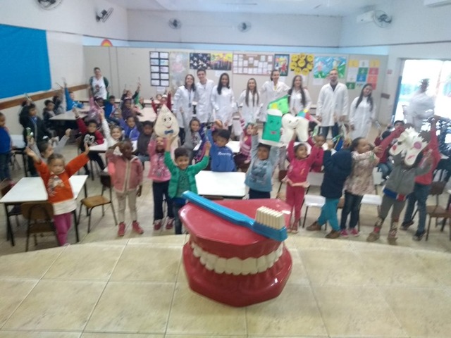 Crianças do CEI Interlagos e equipe Saúde Bucal da unidade de Estratégia de Saúde da Família – ESF Interlagos. Foto: Assessoria.