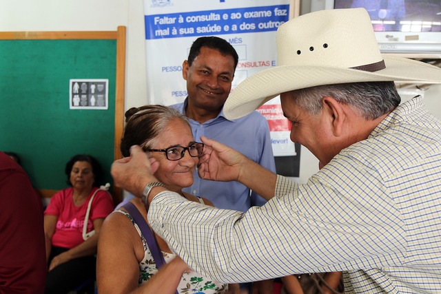 Paciente recebendo o óculo do Prefeito Angelo Guerreiro. Foto: Assessoria.