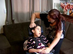 Mãe de Gabriel espera que filho possa fazer cirurgiaem breve (Foto: Reprodução / TV Tribuna)