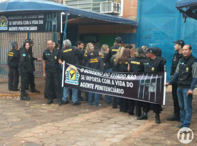 Agentes paralisam as atividades nesta segunda-feira (Foto: Arlindo Florentino)