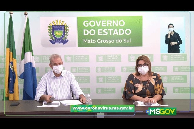 Secretário de estado de Saúde, Geraldo Resende, e adjunta, Christine Maymone durante coletiva de imprensa neste sábado (11) - Reprodução/Facebook