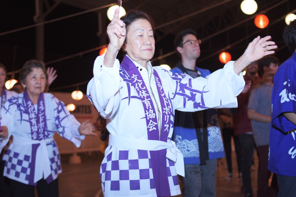 A dança do Bon Odori acontece em grupo, com lanternas acesas que se apagam, saudosamente, em memória dos antepassados. Foto: Rádio Caçula/Rafael Douglas