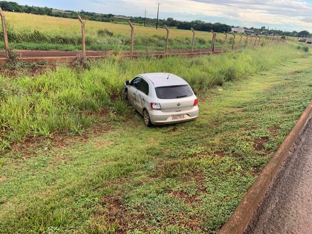 Gol atingido por carro com droga bateu em viatura e saiu da pista (Foto: Divulgação)