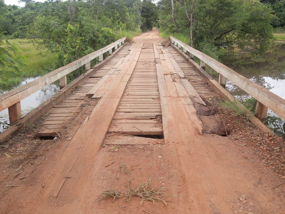 A única opção para chegar à Cidade era se arriscar entre os inúmeros buracos da ponte de 12 metros (Foto: Arquivo Rádio Caçula)