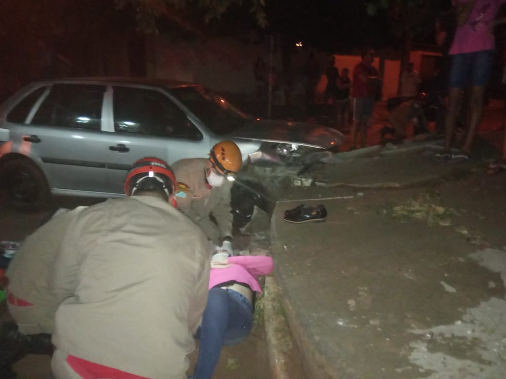  Na via, o Corpo de Bombeiros resgata umas das vítima no chão. Foto: Divulgação