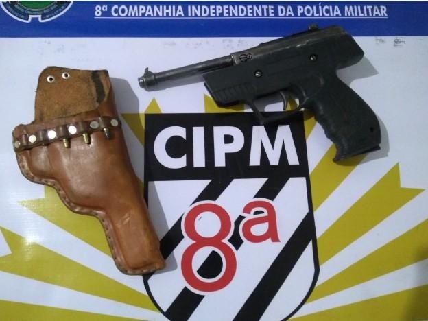 Arma foi apreendida e levada para a delegacia da cidade (Foto: Divulgação/Polícia Militar)