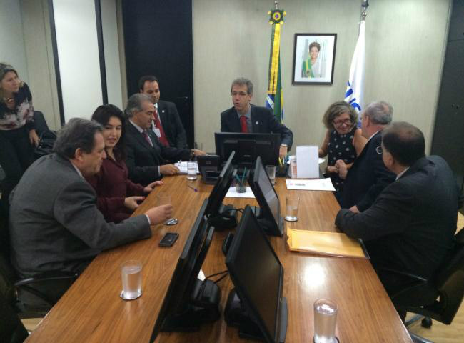 Bancada federal acompanha Reinaldo Azambuja em audiência no Ministério da Saúde. Foto: Divulgação.