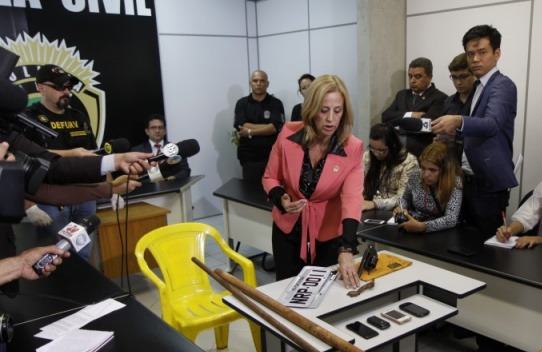 Delegada apresenta provas do latrocínio (Foto: Campo Grande News)