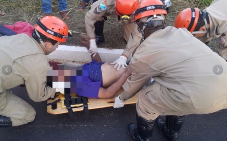 Paulo foi socorrido em estado grave por bombeiros e uma equipe do Samu. (Foto: Marcos Campos/Caçula FM)