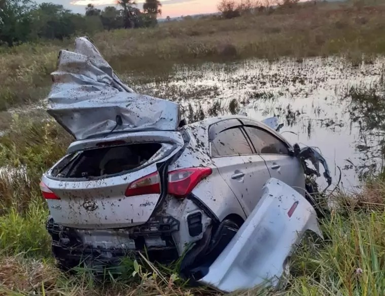 Carro teve que ser retirado de dentro da água depois de atingir cavalo e cair da pista (Foto: Divulgação)