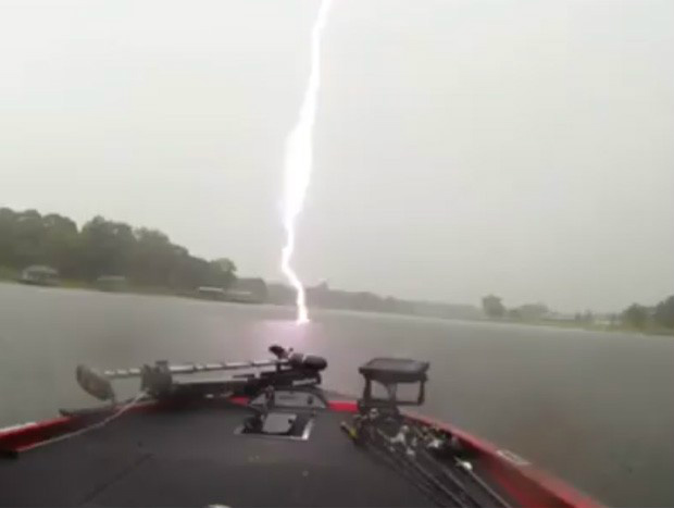 Jovem ficou 'cara a cara' com raio durante pescaria em lago no Texas (Foto: Reprodução/Facebook/Tucker Owings)