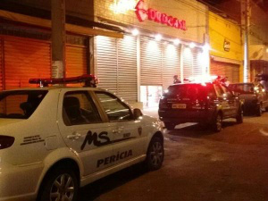 Perícia também fez os levantamentos necessários. (Foto: Marcos Ermínio)