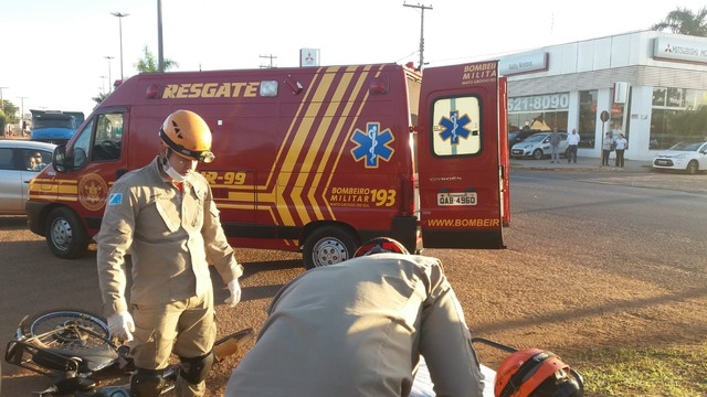 Bombeiros socorrendo as vítimas do acidente. Foto: Divulgação.