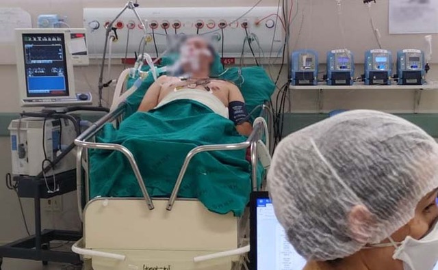 Paciente com covid em leito de UTI no HRMS. (Foto: Ascom HRMS)