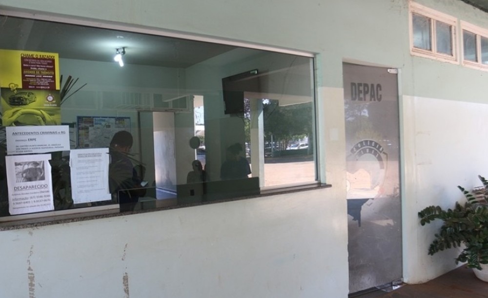 Homem e mulher brigam no meio da rua e vão parar na delegacia. Caso foi registrado na 1º Depac de Três Lagoas. foto: Site JPNEWS