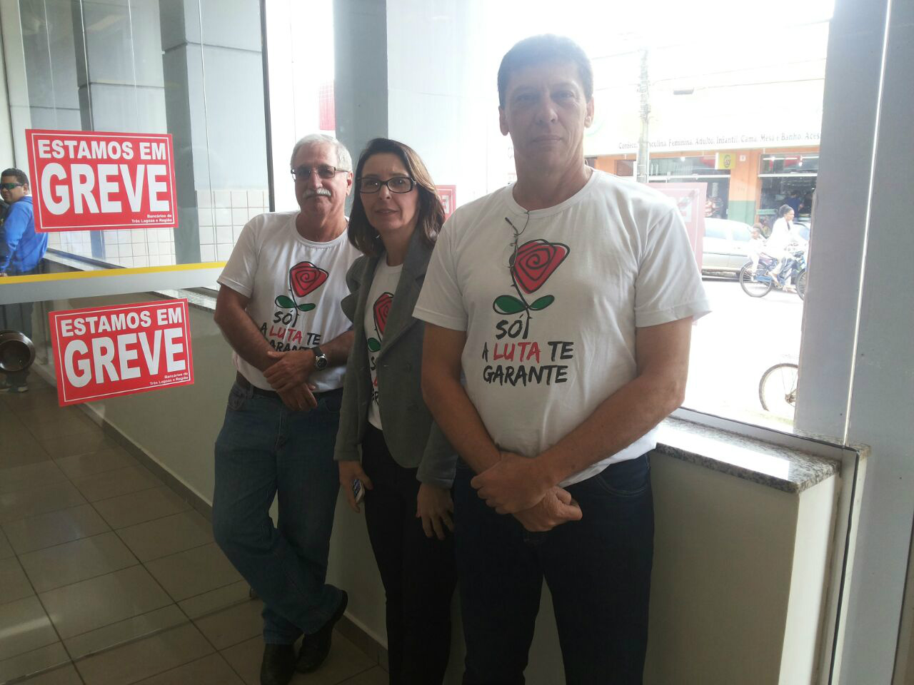 Presidente Telma Canisso e bancários que reivindicam melhores condições de trabalho.