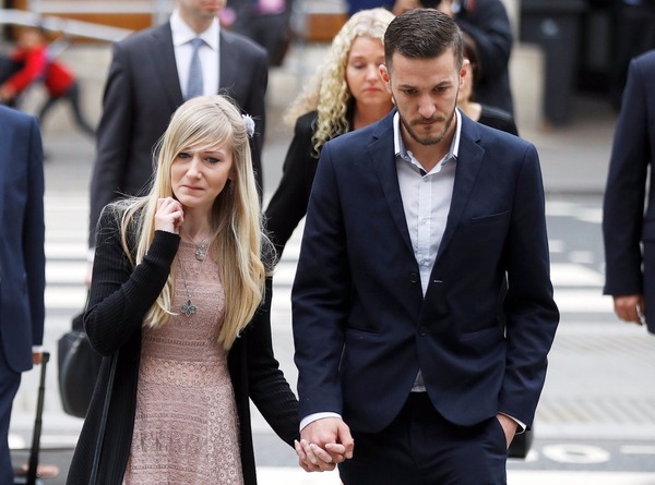 Pais do bebê Charlie Gard chegam ao tribunal em Londres (Foto: REUTERS/Peter Nicholls)