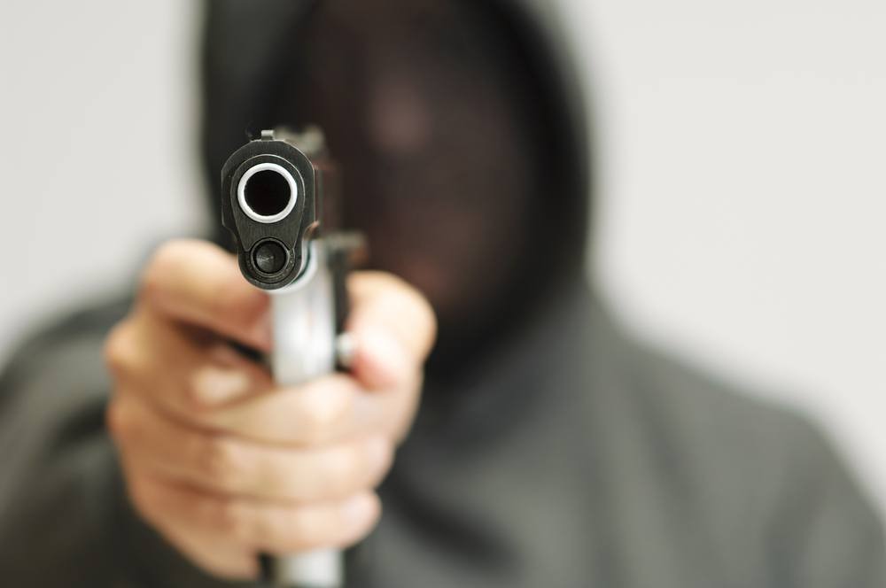 À Polícia, a vítima relatou que ao sair de casa e pegar o carro, foi abordada pelo bandido armado anunciando o assalto. Foto: Reprodução